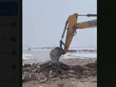 Тяжелую технику привлекли для борьбы с паводками