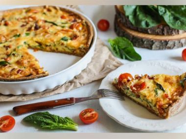 Пирог с лососем, зеленью и овощами
