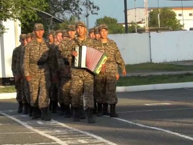 Солдат–баянист верно служит стране