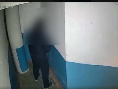 В области Абай мужчина справил нужду в подъезде многоэтажки, и попал на видео