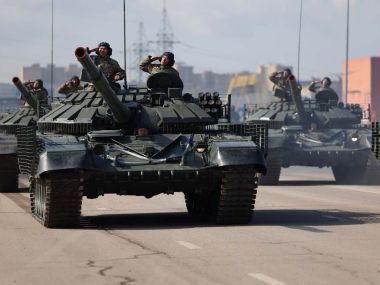 Участники военного парада разъезжаются по местам дислокации