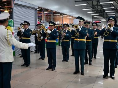 В Семее военный оркестр поздравил милых дам