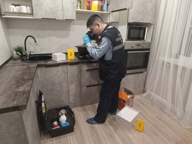 Воров, похитивших 100 млн тенге у бабушки, установили по брошенной коробке
