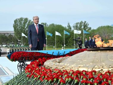 Президент Касым-Жомарт Токаев возложил цветы к монументу «Отан Ана»