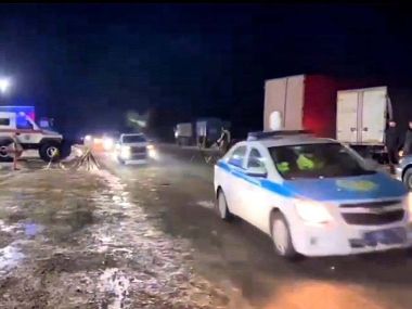 Тысяча машин под защитой: полицейские провели колонну через заснеженные трассы области Абай