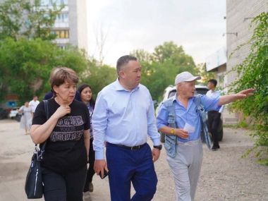 Нурбол Нурсагатов встретился с жителями  Карагайлы, 44 А и Шугаева, 163