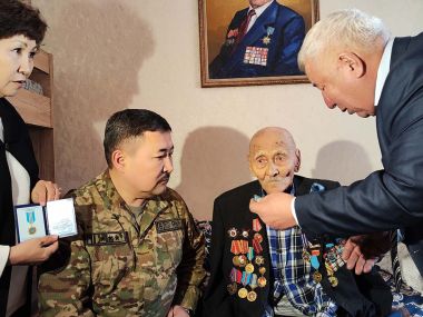 Нагрудный знак «Почетный ветеран города Семей» получил фронтовик Абдыгали Каймолдин