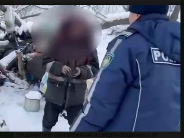 Полицейские Семея помогают бездомным