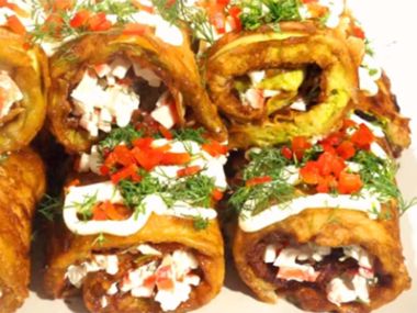 Рулеты из кабачков с крабовыми палочками