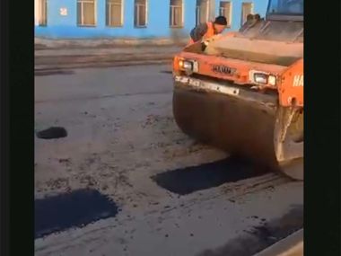 В Семее ведутся работы по ямочному ремонту дорожного покрытия