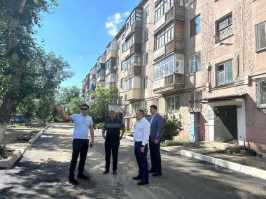 Аким города посетил улицы, где идет асфальтирование