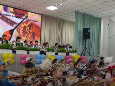 40 тысяч юных домбристов области приняли участие в челлендже «Күй күмбірі»