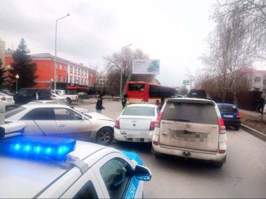 Три  транспортных средства столкнулись  на улице Абая