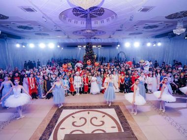 200 детей стали гостями на елке Президента Казахстана в области Абай