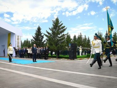 Президент выступил на церемонии поднятия Государственного флага