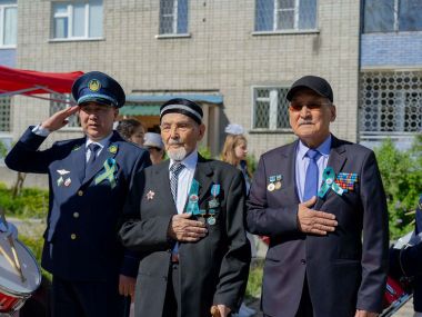 Парад во дворе ветерана Курмата Рахимова провели полицейские ВКО