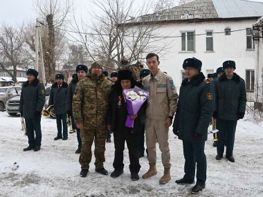 80 лет Победы: в Семее военнослужащие поздравили ветерана войны с днем рождения