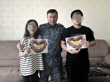 Дети сотрудника УИС поздравили отца-одиночку с Днем благодарности