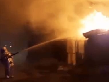 Пожарные оперативно потушили горящую баню