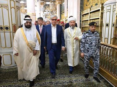 Токаев посетил мечеть пророка Мухаммеда в Медине