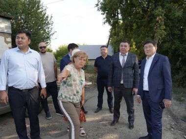 Аким областного центра встретился с жителями улицы Подхозная