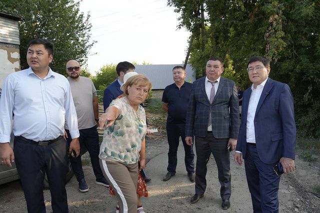 Аким областного центра встретился с жителями улицы Подхозная