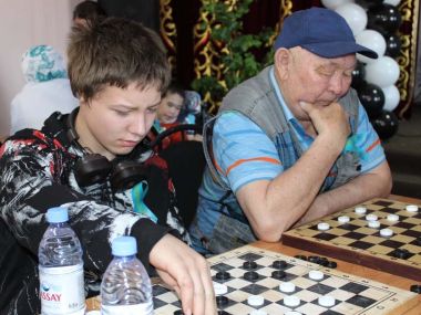 80 лет Победы: прошли соревнования по шахматам и шашкам среди лиц с ограниченными возможностями