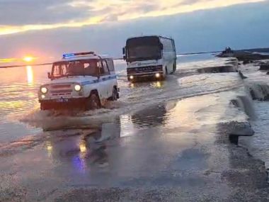 Три автобуса, следующих в Аксуат, сопроводили полицейские области