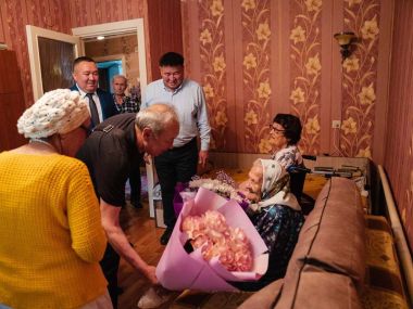 108-летнюю жительницу Семея поздравил аким города