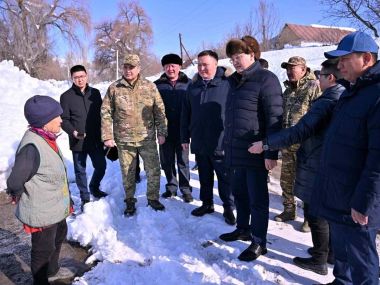 Аким области посетил заснеженные села Урджарского района