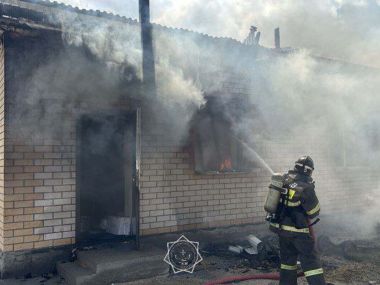Сотрудники МЧС при пожаре вынесли два газовых баллона