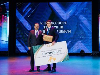 «Лучшему спортсмену-2023» Нұрсұлтану Тұрсынову вручены ключи от квартиры
