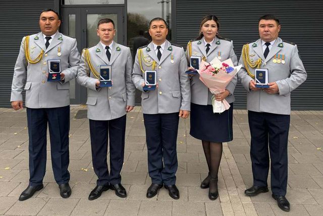 В честь Дня Республики полицейские области Абай награждены государственными наградами