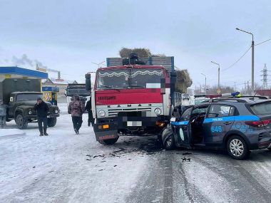 В Семее полицейский автомобиль попал под КамАЗ