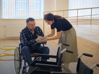Людям с инвалидностью области Абай подарили кресла-коляски