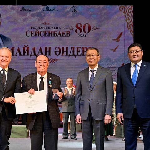 В области Абай &laquo;Звезда Италии&raquo; вручена писателю Роллану Сейсенбаеву