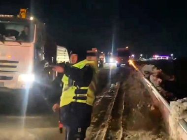 Как двое полицейских сохраняли спокойствие водителей в снежном плену в области Абай