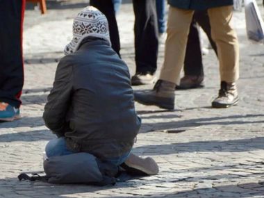 В Караганде осудили банду, которая годами эксплуатировала мужчину без рук и ног