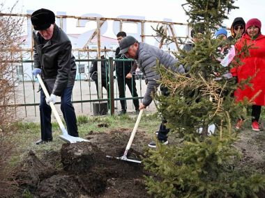 Аким области принял участие в субботнике в селе Баршатас
