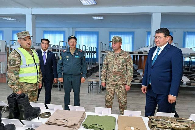 Воинскую часть в Семее посетил аким области Абай