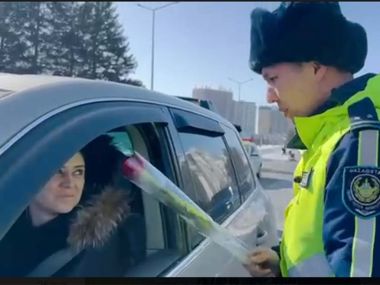 Цветочный патруль: полицейские поздравили женщин за рулем с 8 Марта