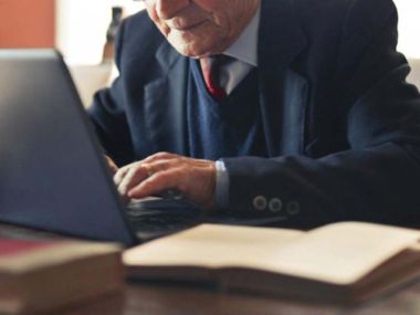 Более 9 тысяч граждан старше 50 лет получили возможность продолжить трудовую деятельность