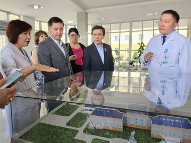 «Для решения проблем мы должны объединиться»: Сабит Ахметов и Нуртай Сабильянов посетили медицинские объекты области