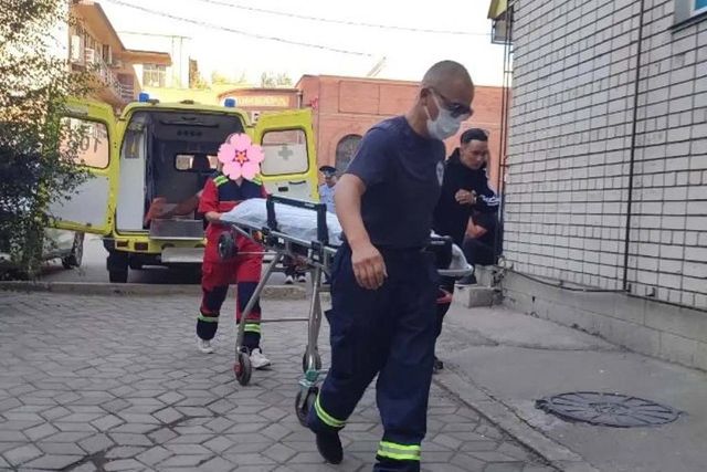 В Семее полицейские и медики пришли на помощь мужчине