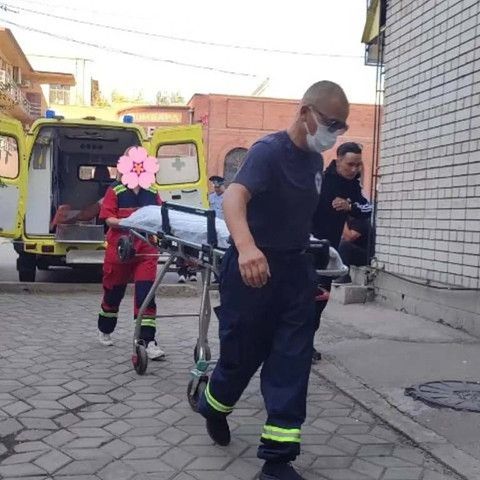 В Семее полицейские и медики пришли на помощь мужчине