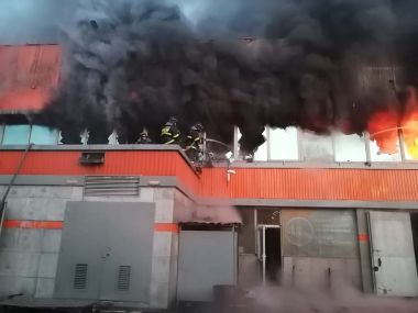 Пожарные Семея ликвидируют возгорание в торговом доме