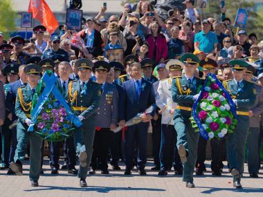 В области Абай возложили цветы к Вечному огню