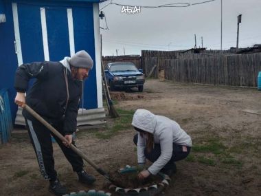 В Бескарагайском районе волонтеры провели уборку в домах ветеранов