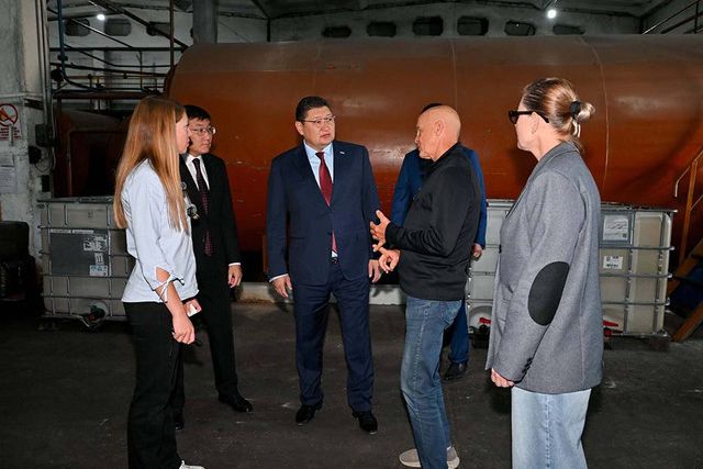 Аким области Абай посетил ТОО &laquo;Семейский завод масел&raquo;