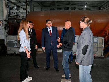 Аким области Абай посетил ТОО &laquo;Семейский завод масел&raquo;